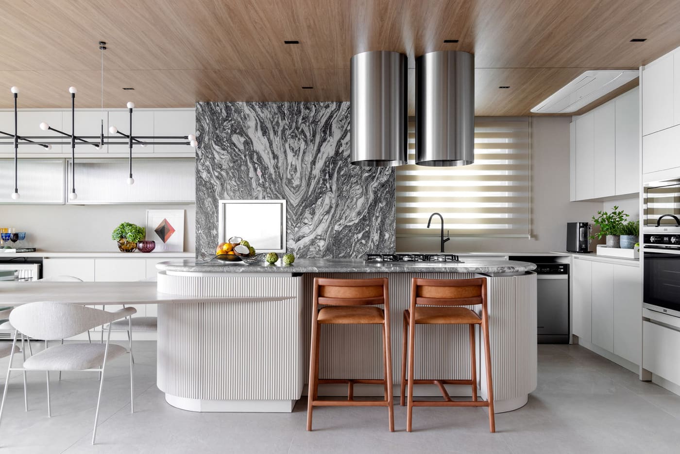 Cozinha planejada com ilha em marcenaria curva, projeto B2 Um Mar de Aconchego